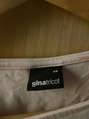 Rosa tajt!💕(billig) - En superfin tajt tröja med ”uppklippta” ärmar från  Gina tricot i rosa. Jätteskön o suuuuuperfin färg! Funkar som ny bara att ärmarna har lite tecken på användning men absolut inget man tänker på o sen så ser tröjan lite skrynklig ut men det är bara för den inte blivit använd på ett tag (men kan även stryka om ni skulle vara intresserad) 