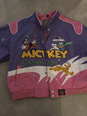 Unik disneyjacka barn - Så fin jacka m broderier. Passar ålder 10-13 år tjej