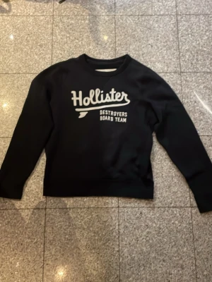 Hollister tröja - Snygg vintage hollister. Den är xl men passar mer som m kanske L