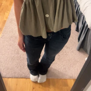 Nattblå ltb jeans - Säljer ett par ltb jeans i färgen ”nattblå” storlek W25 L30 men dom är väldigt stretchiga. Dom är ”insydda” på sidorna av höfterna, men ingenting jag själv tänkt på. Pris går att diskuteras! Tveka inte att skriva till mig om ni har några funderingarna