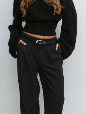 Svart tröja från gina tricot  - Säljer en svart tröja från gina tricot. Knappt använd och i fint skick utan defekter. 