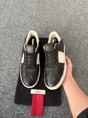 Valentino flycrew - Ett par Valentino flycrews | Storlek 40 | Endast 1600:- | Dustbag & Kort följer med | Tveka inte att höra av dig vid frågor | ladoelgato.resell