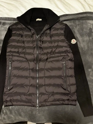Moncler cardigan - Tjena, säljer nu denna Moncler cardigan. Säljer den för att jag inte använder den. Tveka inte på att höra av dig vid minsta lilla fundering!