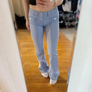 Blåa HM jeans - Säljer dessa sjuktsnygga och helt slutsålda jeansen💗 Storlek 32
