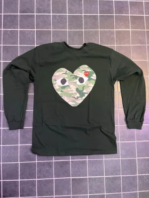Comme Des Garcons Long Sleeve - (Ej äkta) Lång ärmad tröja i tunnt bomull. Helt ny, toppskick. Fraktar snabbt 🚚💨📦