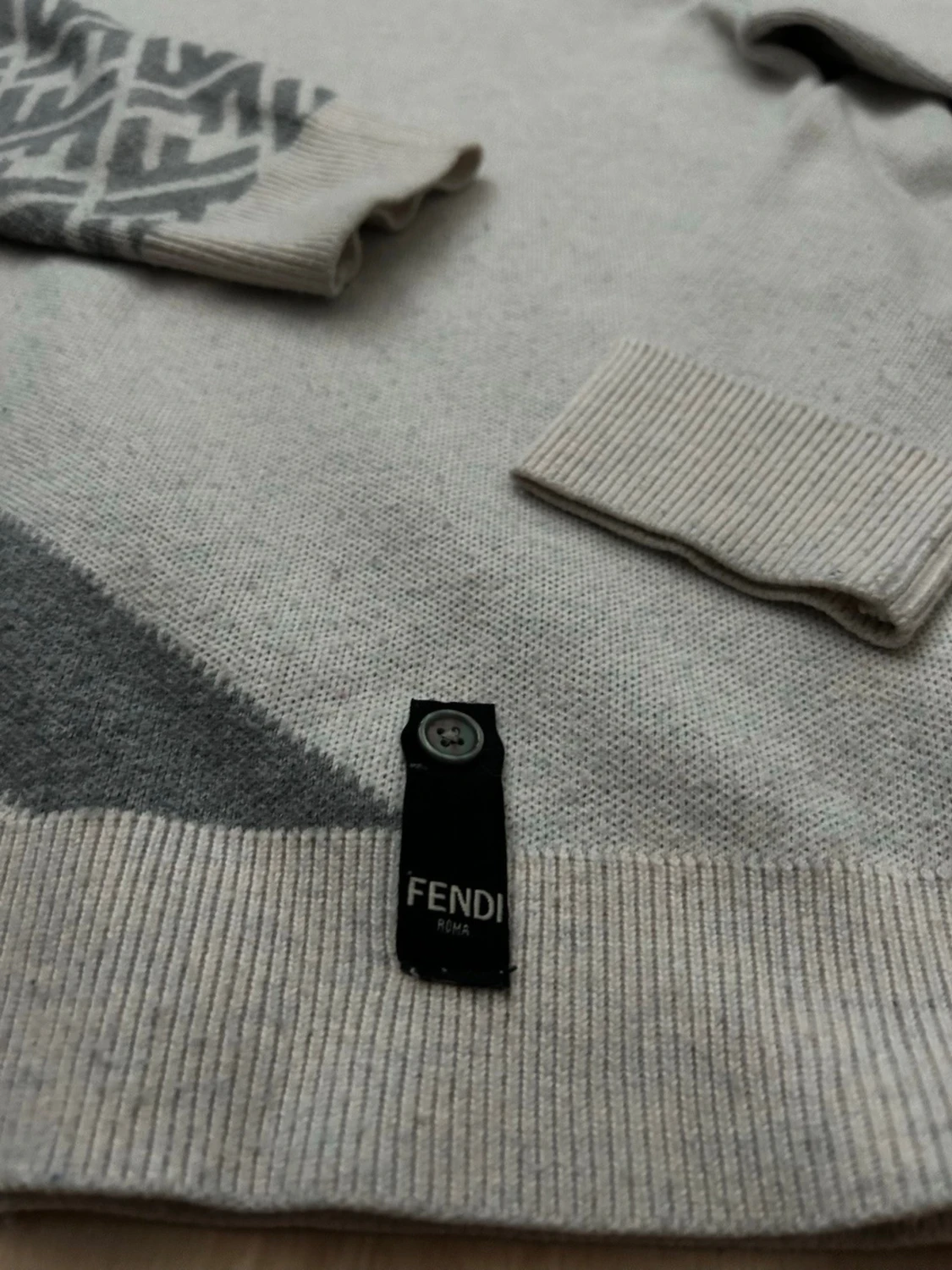 Grå stickad Fendi tröja  - 2