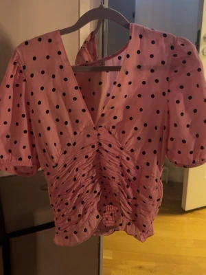 Rosa topp med svarta prickar - Köpt på Vintage & Friends i Stockholm för 500kr. Står inget märke ( sista bilden ). Säljer för billigare då en liten söm gått upp som enkelt går att fixa!!❤️