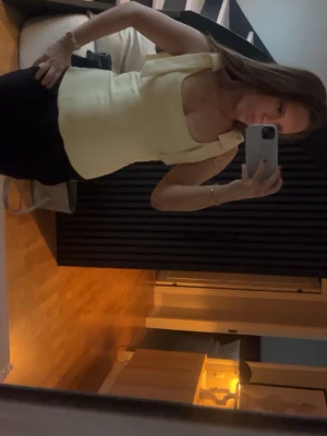 Den populära gula toppen från Zara! - Snygg ljusgul linnetopp med breda axelband och fyrkantig urringning. Toppen är figurnära och har en stilren, enkel design som passar perfekt till jeans eller kjol. Perfekt för dig som vill ha en fräsch och somrig look.