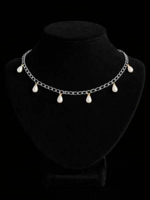 Silverfärgat halsband med pärlhängen - GRATIS GÅVA MED VARJE ORDER! Stilren silverfärgad halsband i modern design, små guldetaljer på pärlor och låset. Men syns knappt. perfekt som vardagssmycke eller att klä upp en outfit. Tillverkad i slitstark mässing-stål som ej rostar och är bekväm att bära hela dagen. Gratis gåva på köpet, snabb leverans, jag svarar alltid snabbt och skickar direkt. Perfekt present till dig själv eller någon du tycker om 💖 ✨💎📦💬