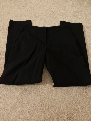 Svarta kostymbyxor med raka ben - Säljer dessa stilrena svarta kostymbyxor med raka ben med en fin passform🤍köpta på Vinted men kom aldrig till användning—>skickas inom 48 h 🤍