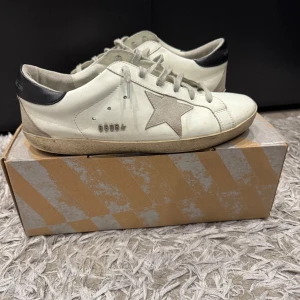 Golden Goose - Säljer mina Golden goose skor, använt många gånger. Pris kan diskuteras box medföljer inte 