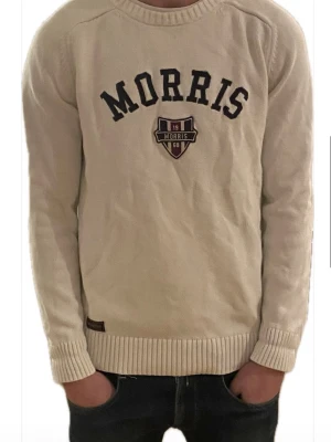 Morris tröja - Använd några gånger bara, som ny! Inte crémevit som det kan se ut på bilderna utan vanlig vit Inga defekter Jag på bild är 180cm Priset är inte hugget i sten  Följ mig för att få 20% rabatt