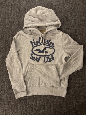 Hollister hoodie | sällsynt  - Sjukt eftertraktad vintage Hollister hoodie i väldigt fint skick (9/10).  Svår att hitta modell med tydlig Y2K-vibe – perfekt för dig som gillar vintage streetwear.  • Mjuk och skön kvalitet   • Bra passform   • Tydlig vintage/Y2K-känsla   • Perfekt för både vardag och layering    📏 Storlek: S   📦 Snabb frakt   💬 Pris kan diskuteras vid smidig affär