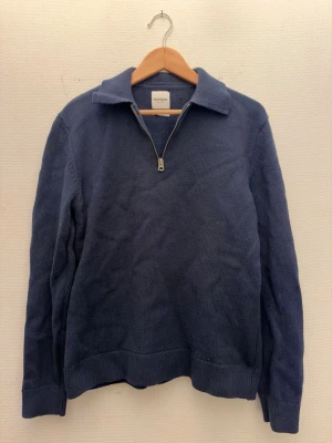 Mörkblå halfzip  - Skön mörkblå halfzip med krage från Dobber i storlek M. Perfekt att bara slänga på sig över en T-shirt för lite extra värme och stil. Använd enstaka gånger. Skriv om ni har några fler frågor!