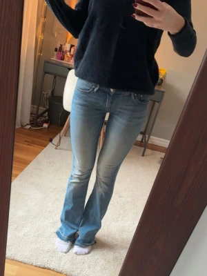 Ljusblå bootcut crocker jeans  - Lågmidjade utsvängda jeans från crocker, storlek 26/32 men nedlagda så längre än vanliga 32