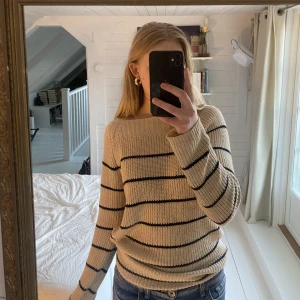 Randig, stickad tröja! - Sjukt fin randig, stickad tröja som är beige!! Använd ett fåtal gånger