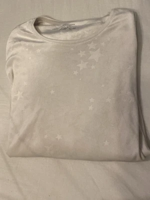 Vit pyjamas set med stjärnmönster - Mysig vit pyjamas set från primark med diskret stjärnmönster. Långärmad och i mjukt, tunt material som känns skönt mot huden. Perfekt för slappa kvällar hemma eller när du vill ha något bekvämt att sova i.