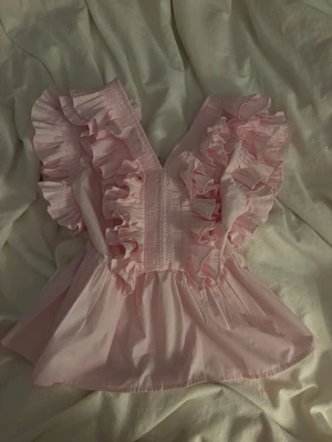 Volangblus - Jättttttefin volangblus i ljusrosa😍säljer även samma modell i svart!