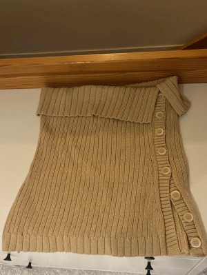 Beige tubtopp - M  - Beige tubtopp från & other stories, storlek M. I nyskick. Har som ett gummiband vid bysten. 