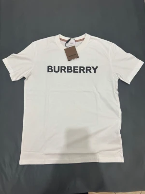 T-shirt från Burberry - Tjena folket😉Har en riktig skön burberry T-shirt som är helt ny och dunder kvalitet, produkten talar verkligen för sig själv det är bara kontakta oss om ni har några frågor🔥