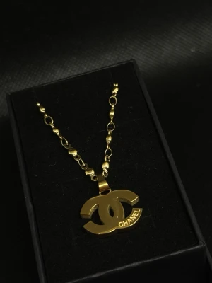 Halsband - Helt ny guldfärgad halsband i rostfritt stål.