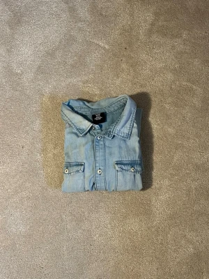 Ljusblå jeansskjorta  - Bra skick! (Xs-168k)✨ hör av er vid mått!📏 