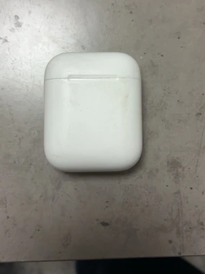 Apple AirPods med laddningsetui - Säljer ett par vita Apple AirPods med det klassiska laddningsetuiet. Obs-man hör lite sämre på ena örat men annars är dem bra
