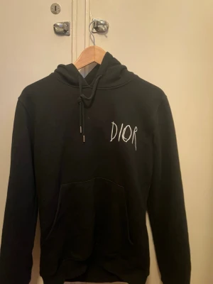 D1or hoodie  - Säljer nu min feta d1or hoodie i fint skick, Scan finns strl S. Pris går att diskutera 