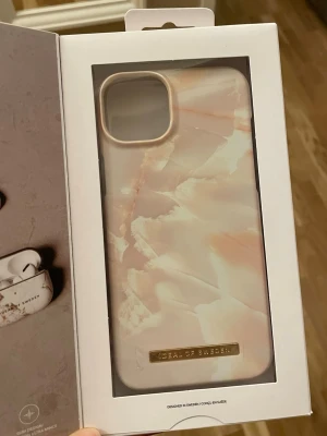 Telefonskal iDeal of Sweden - Snyggt mobilskal till iPhone 14 Plus från iDeal of Sweden i färgen Rose Pearl Marble. Skalets design har ett marmormönster i rosa, vitt och beige. Det är ett magnetiskt kompatibelt skal som det står på bild 3. Helt oanvänt, till och med oöppnad förpackning vilket syns på sista bilden. Jag köpte fel skal så det passar inte min telefon, därför jag inte öppnat den.