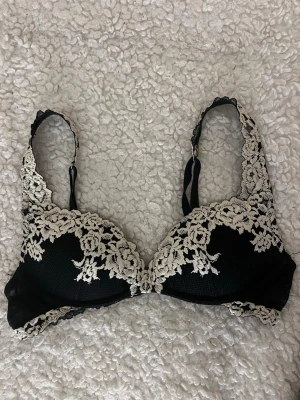 Intimissimi bh - Svart intimissimi bh som är push up i storlek 75 B. Den är super fin och sparsamt använd! Bara att höra av dig vid frågor💗