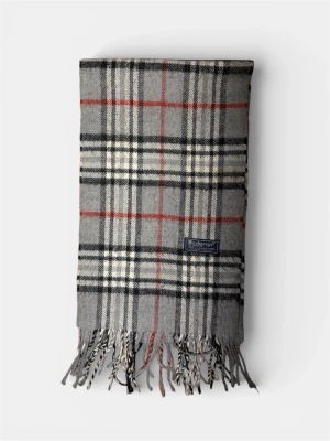 Burberry Scarf - Säljer en snygg burberry halsduk/scarf | Har en till ute i min profil så checka in den också - Bundle = rabbat. Annars snabb affär = Billigare. Mvh Arctic