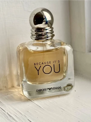 Because It's You parfym Emporio Armani - Because It's You från Emporio Armani är en elegant parfym i en genomskinlig glasflaska med silverfärgat klotlock. Doften har fruktiga, söta och blommiga toner med inslag av vanilj, ros, citrus och mysk. Perfekt för dig som gillar en feminin och modern doft.                                                                               Doftar gott men har aldrig kommit till användning då jag har andra favoriter, flaskan är full och den innehåller 50ml 💕💕 