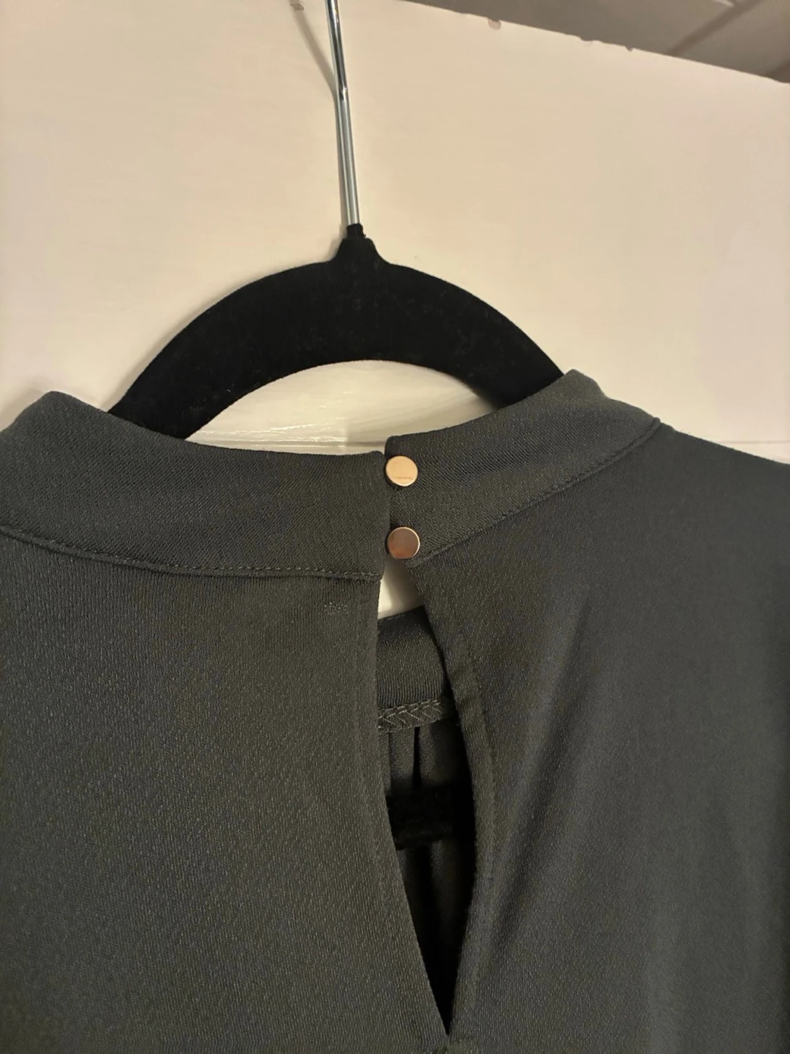 Mörkgrå blus från H&M med hög krage - 3