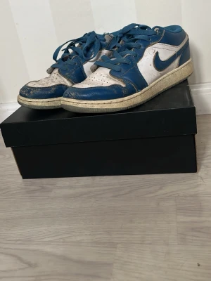 Nike Jordan  - Säljer ett par Nike Jordan air low. Dem är i ganska bra skick. Det har gått sönder lite bak i hälen men jag har satt dit en liten tejp bit. Det är storlek 38.5 dem är ganska små i storleken. Annars är de i ganska fint skick. Hör av er vid funderingar😀