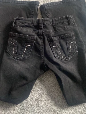 Svarta jeans från Gina Tricot - Snygga svarta jeans från Gina Tricot. Perfekta för dig som vill ha en stilren men ändå unik look. Använda ett fåtal gånger, inga defekter på jeansen-som nya💕