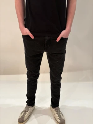 Replay Jeans -  Säljer ett par svarta Replay jeans i storlek W 29/32, fint skick,