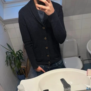 *NYSKICK* Selected Homme Stickad Cardigan - Tja! Säljer en tvär fet stickad cardigan från Selected. Otroligt bra passform och skönt material. Hör av dig om du har någon fundering!