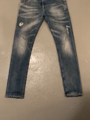 Slitna blå Dondup jeans - Ljusa Dondup jeans med sjukt fina slitningar, storlek 34/34 men sitter mer som 32/34, passar mig som är 194cm 81kg. Inga märkvärdiga skavanker.