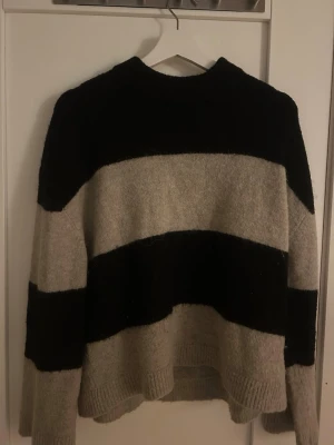 Randig stickad tröja Gina Tricot - Säljer en stickad tröja från Gina Tricot i svart och grått. Är i storlek S. Används fåtal gånger. 