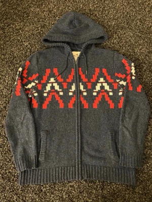 Stickad Hollister zip | vintage  - Sjukt eftertraktad vintage Hollister hoodie i väldigt fint skick (9/10).  Svår att hitta modell med tydlig Y2K-vibe – perfekt för dig som gillar vintage streetwear.  • Mjuk och skön kvalitet   • Bra passform   • Tydlig vintage/Y2K-känsla   • Perfekt för både vardag och layering    📏 Storlek: M   📦 Snabb frakt   💬 Pris kan diskuteras vid smidig affär