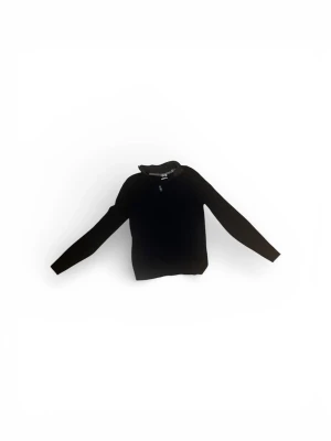 Svart stickad tröja  - Tjenare! Säljer en svart stickad tröja som är riktigt skön och med ett riktigt bra kvalite hör av er vid frågor.