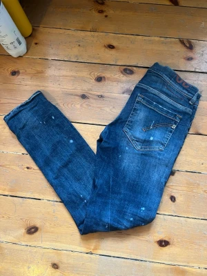 Två dondup jeans - Två par dondup jeans i mycket bra skick i storlek första paret är storlek 30 o andra är 32