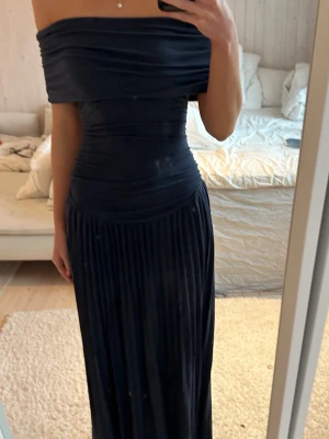 Marinblå långklänning - Jättefin mörkblå långklänning köpt på revolve för 1300kr. Använd 1 gång och är i nyskick. Perfekt till bal och andra tillställningar och går att ha på flera olika sätt. Är i storlek xxs men passar allt från xxs till s då den är väldigt stretchig, jag brukar ha xs till s och denna funkar väldigt bra.