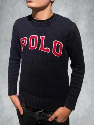stickad Polo Ralph Lauren - Polo Ralph Lauren tröja | färg blå röd | storlek m 10-12 år | skriv vid frågor eller mer bilder! Mvh 