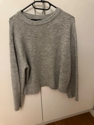 Grå stickad tröja  - Helt vanlig grå stickad tröja