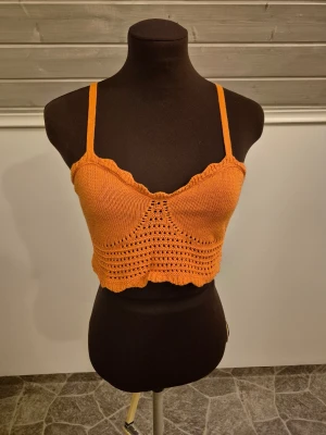 Stickad croppad topp - Superfin orange stickad topp🪸🧡 Knappt använd. Det är bara att skriva om man har frågor!😊💖