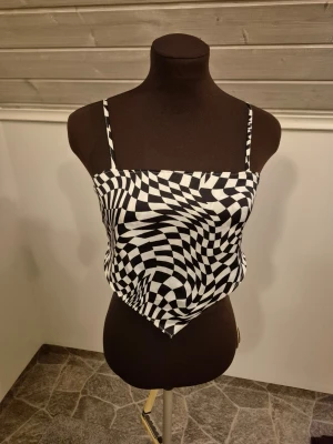 Svartvit mönstrad topp - Säljer en svartvit topp med rutmönster🏁🤍 Knappt använd. Det är bara att skriva om man har frågor!😊💖