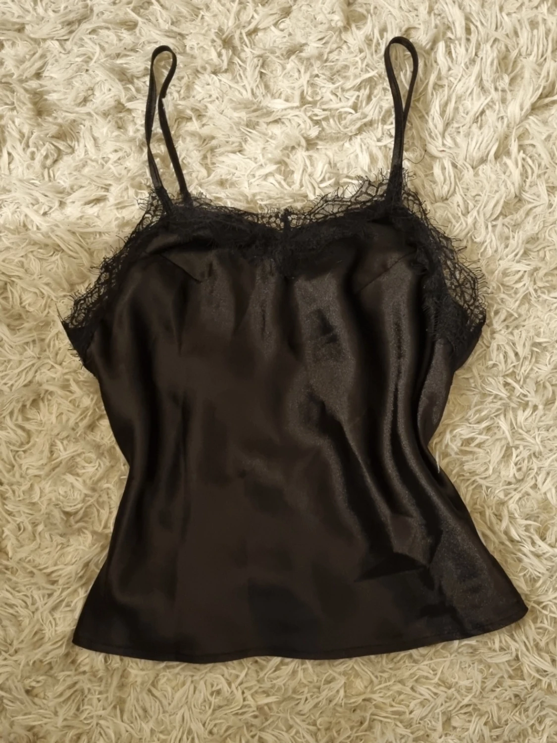Svart satinlinnetopp med spets