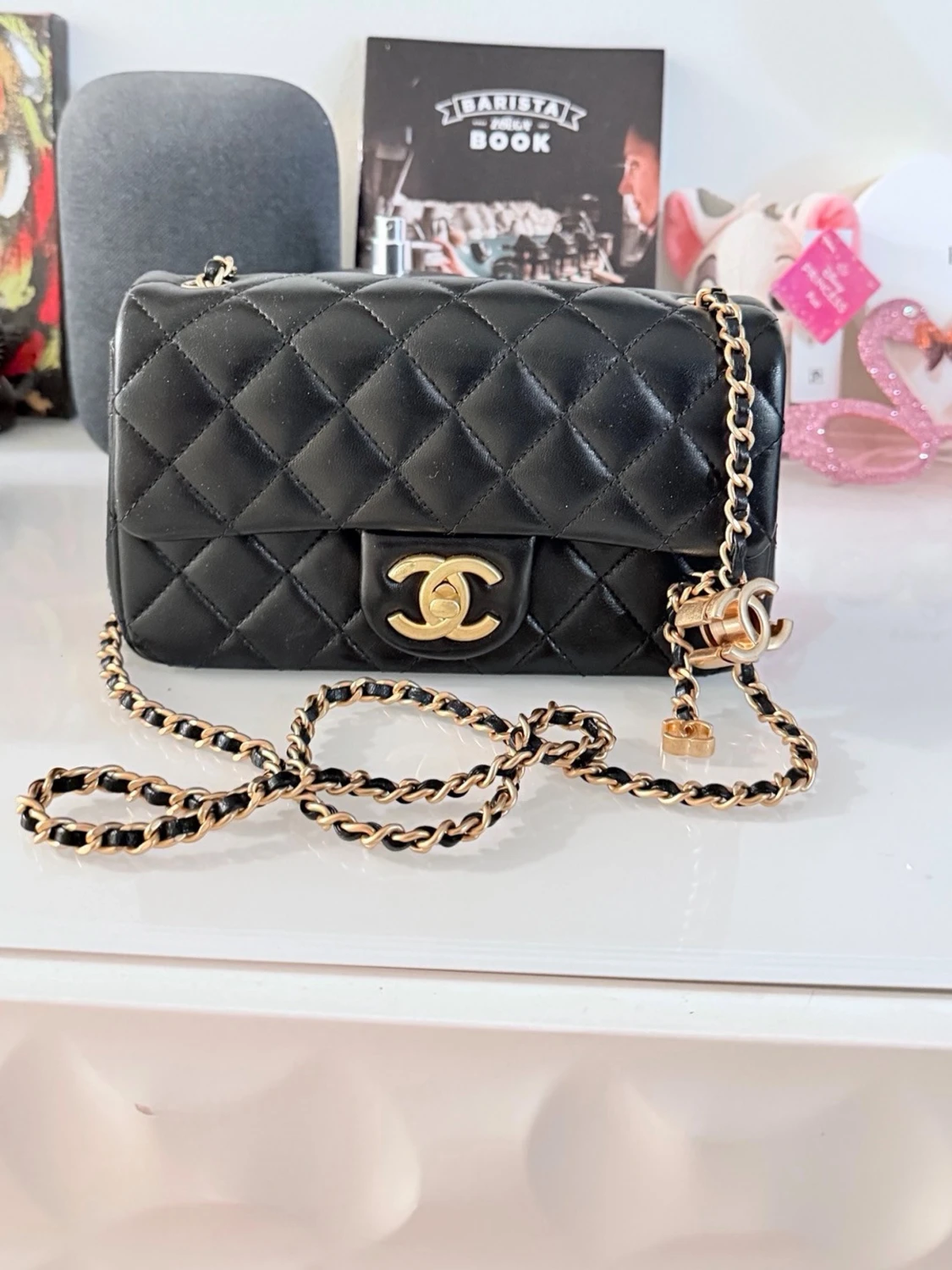 Svart quiltad axelväska i skinn