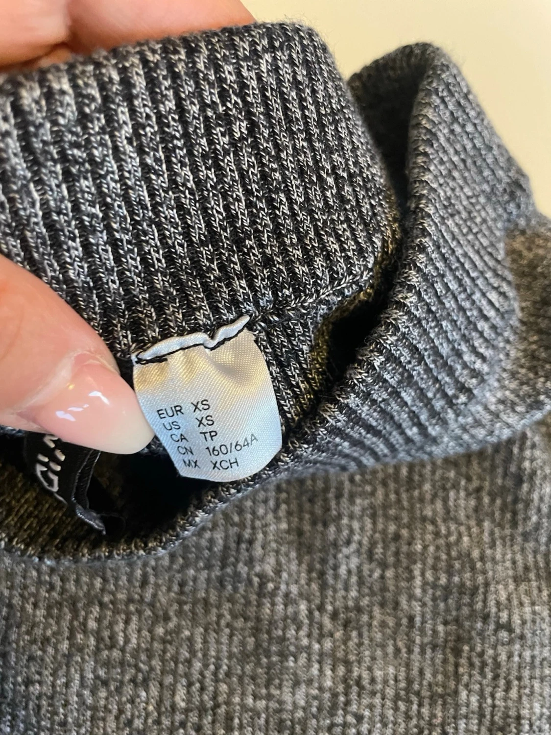 Grå ribbad pennkjol i stickat material - 4